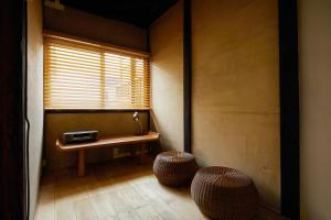 Pokój ze stołem, 2 stołkami i oknem w obiekcie Kyoto Cosy House 1946 by YADORU KYOTO HANARE w mieście Kioto