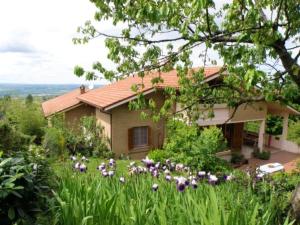 dom z polem kwiatów przed nim w obiekcie Charming House near Monteciccardo with Private Pool w mieście Monteciccardo