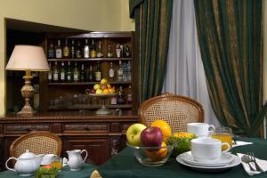 Chiaja Hotel de Charme في نابولي: طاولة عليها صحن من الفواكه