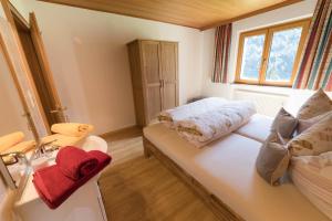 Habitación pequeña con cama y ventana en Gästehaus Laurin en Sankt Gallenkirch