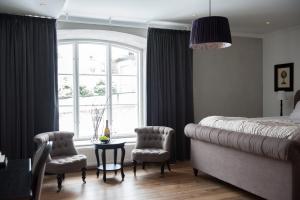 Rúm í herbergi á Hotell Slottsbacken