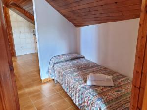 タウイにあるApartament Casa Xulla 2の小さなベッドルーム(ベッド1台付)