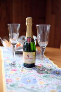 eine Flasche Wein neben zwei Gläsern auf dem Tisch in der Unterkunft Ferienwohnung Heinzelmann in Baden-Baden