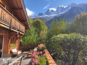 porche con sillas y vistas a las montañas en Chalet Altitude 1057, en Chamonix-Mont-Blanc