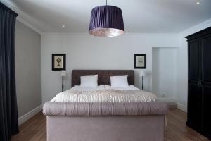 Rúm í herbergi á Hotell Slottsbacken