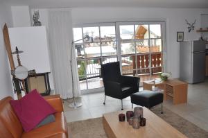 ein Wohnzimmer mit einem Sofa und einem Tisch in der Unterkunft Avenida Mountain Resort A11 in Kaprun