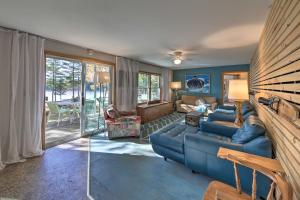un soggiorno con divano blu e tavolo di Lakefront Home with Deck, Dock, and Water Access! a Liberty