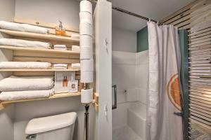 e bagno con doccia, servizi igienici e asciugamani. di Lakefront Home with Deck, Dock, and Water Access! a Liberty Altre 25 foto