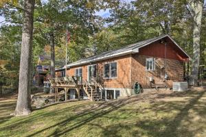 una piccola casa in mattoni con una terrazza nel bosco di Lakefront Home with Deck, Dock, and Water Access! a Liberty