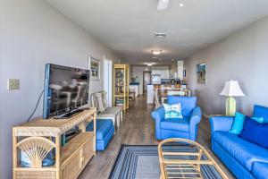 sala de estar con sofás azules y TV en Beach and Boardwalk Access North Myrtle Beach Condo, en Myrtle Beach