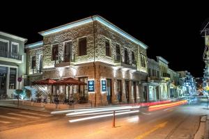 un edificio al lado de una calle por la noche en Battaglia di Lepanto en Nafpaktos