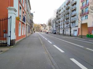 uma rua vazia numa cidade com edifícios em Studio proche centre ville em Le Mans