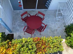 d'une terrasse avec une table et des chaises. dans l'établissement Habitation Desrosiers, à Les Trois-Îlets