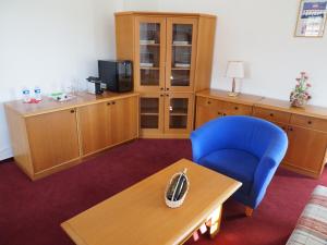 TV a/nebo společenská místnost v ubytování HOTEL CHATEAU ZAMEK CEJKOVICE