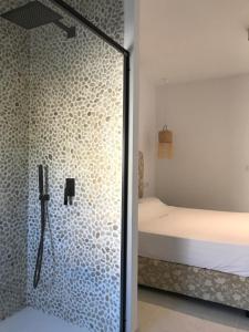Frontline villa, five star deluxe tesisinde bir banyo