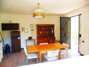 A kitchen or kitchenette at Villa Dei Pini IUN S3571