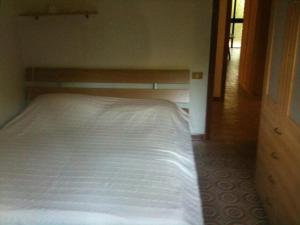 A bed or beds in a room at Villa Dei Pini IUN S3571