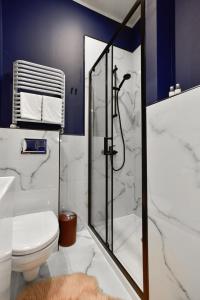 een badkamer met een douche en een toilet bij Candy Apartments Warszawa in Warschau