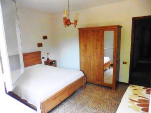 A bed or beds in a room at Villa Dei Pini IUN S3571