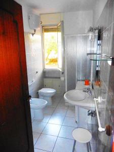 A bathroom at Villa Dei Pini IUN S3571