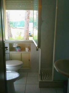 A bathroom at Villa Dei Pini IUN S3571
