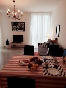 una sala de estar con una mesa con comida. en Hollywood Apartament Kosciuszki, en Łódź