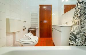 Un baño blanco con inodoro y lavabo. en B14 - Heart of Old Town Apartment, en Lagos 56 fotos más