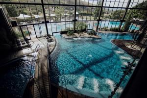 a large swimming pool in a building at H2otel Congress & Medical SPA in Unhais da Serra