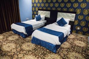 En eller flere senger på et rom på Zahrat Rozah By Quiet Rooms
