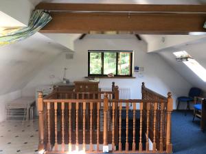escalera en una habitación con ventana y escalera en The Game Keeper's Lodge, en Welwyn
