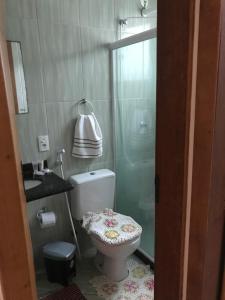 a bathroom with a toilet and a shower at Taty Flats in Rio das Ostras