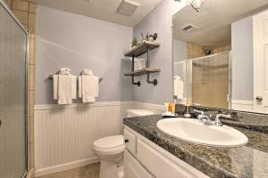 シルバーソーンにあるMtn-View Condo Near Hiking in Silverthorne!の洗面台、トイレ、鏡のあるバスルーム +27枚の写真