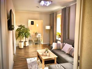 ein Wohnzimmer mit einem Sofa und einem Tisch in der Unterkunft Apartament Blue Crystal in Jelenia Góra