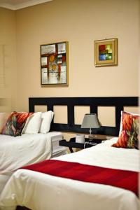 Tempat tidur dalam kamar di Valleyside Executive Apartments