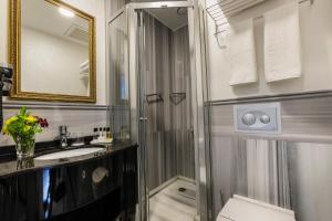Ванная комната в Meroddi La Porta Hotel