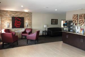 a waiting room at a red roof inn at Red Roof Inn St George, SC in Saint George