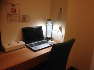einen Laptop auf einem Schreibtisch mit einer Lampe in der Unterkunft BANDE HOTEL OSAKA - Vacation STAY 98144 in Osaka