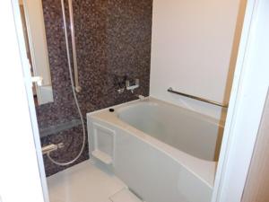 大阪市にあるバンデホテル大阪 - Vacation STAY 98159のバスルーム(白いバスタブ、シャワー付)