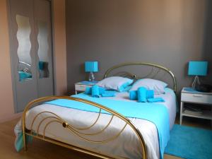 Ένα ή περισσότερα κρεβάτια σε δωμάτιο στο Gîte de Eric et Rose