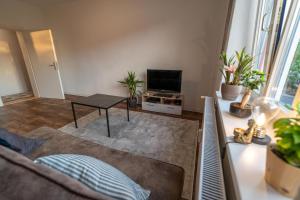 un soggiorno con divano e TV di 2 Bedroom 65qm - Kitchen - Central - Netflix a Magdeburgo