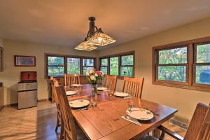 Un comedor con mesa y sillas de madera. en Spacious Lakehouse with Deck, Kayaks, and Dock!, en Cambridge