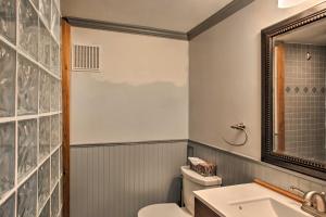Un baño con inodoro, lavabo y espejo. en Diamond Lake Home with Dock Close to 2 Ski Resorts!, en Diamond Lake 30 fotos más