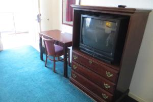 TV a/nebo společenská místnost v ubytování Capri Motel