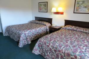 מיטה או מיטות בחדר ב-Capri Motel