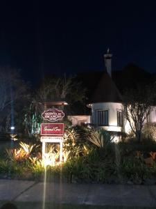 a sign in front of a house at night at Resort Granja Brasil Itaipava Piscinas aquecidas in Petrópolis