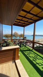 ゲリボルにあるGelibolu Taş Konak Hotelの海の景色を望むパビリオン(テーブル、ベンチ付)