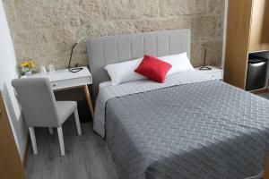 Uma cama ou camas num quarto em ALOJAMENTO GIRASSOL - Guest House - Quarto com casa de banho privativa