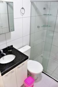 La salle de bains est pourvue d'une douche, de toilettes et d'un lavabo. dans l'établissement PRAIA RESIDENCE 303A - Porto de Galinhas - PE, à Porto de Galinhas