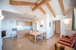 A kitchen or kitchenette at Apparthotel Feldhof - Living and Bistro