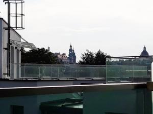 balcón con vistas a la ciudad en Apartamenty Lucky 13, en Cracovia